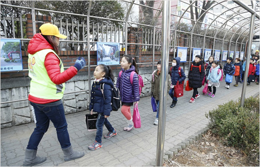 아이들의 등하굣길을 안전하게 도와주는 워킹스쿨