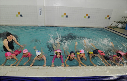 초등학교 3학년 학생들을 대상으로 진행중인 수영교실