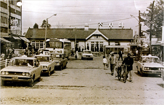 경인선 철도가 운행되던 1970년대 초 소사역(현재의 부천역 남부광장)